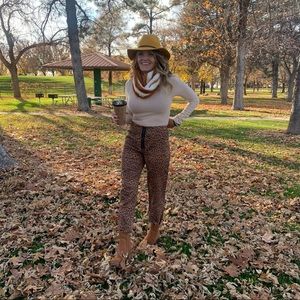 Leopard print pants with zipper details